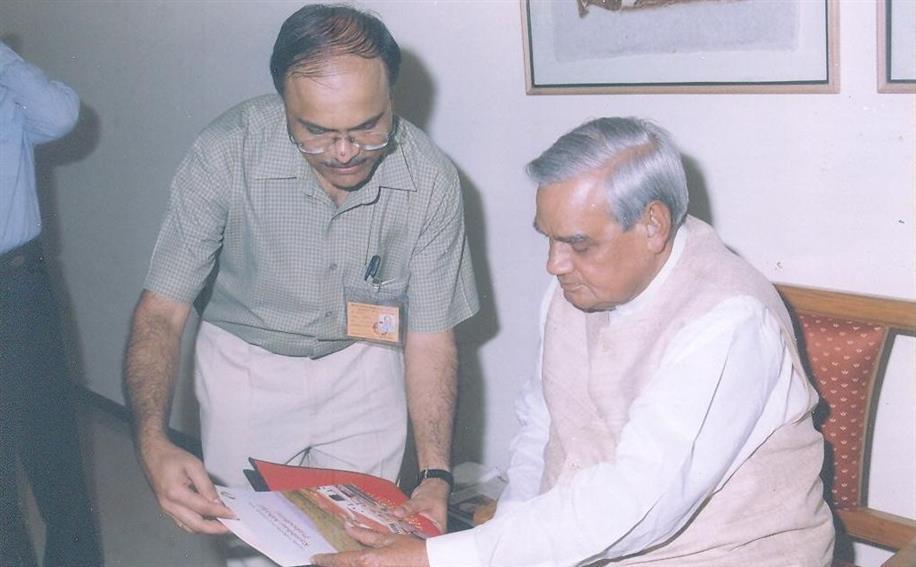 <p>Presenting a broucher of RMP to Prime Minister Atal Bihari Vajpayee during the latter's visit to RMP Campus at Uttan, Bhainder. (Mumbai, 2003)</p>
